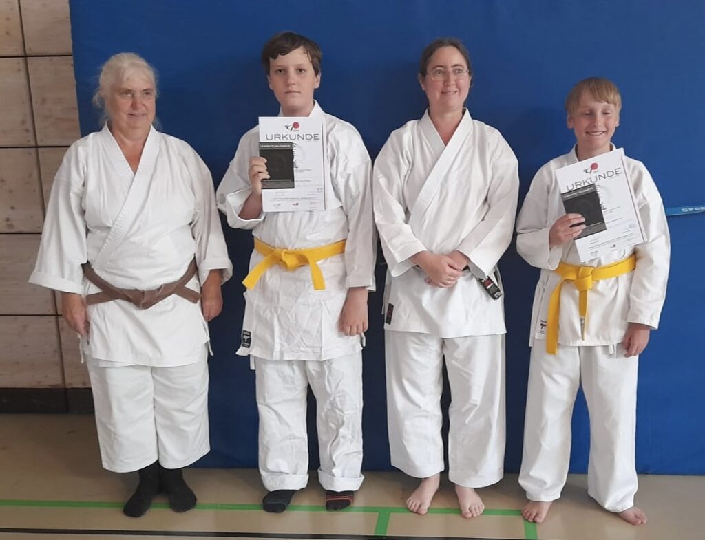 Junge Karateka des SV Heimstetten mit gelben Gürteln beim Anfängertraining